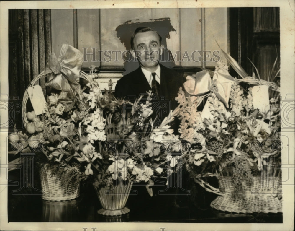 1933 Press Photo Joseph O'Mahoney asst. postmaster General with flowers sent - Historic Images