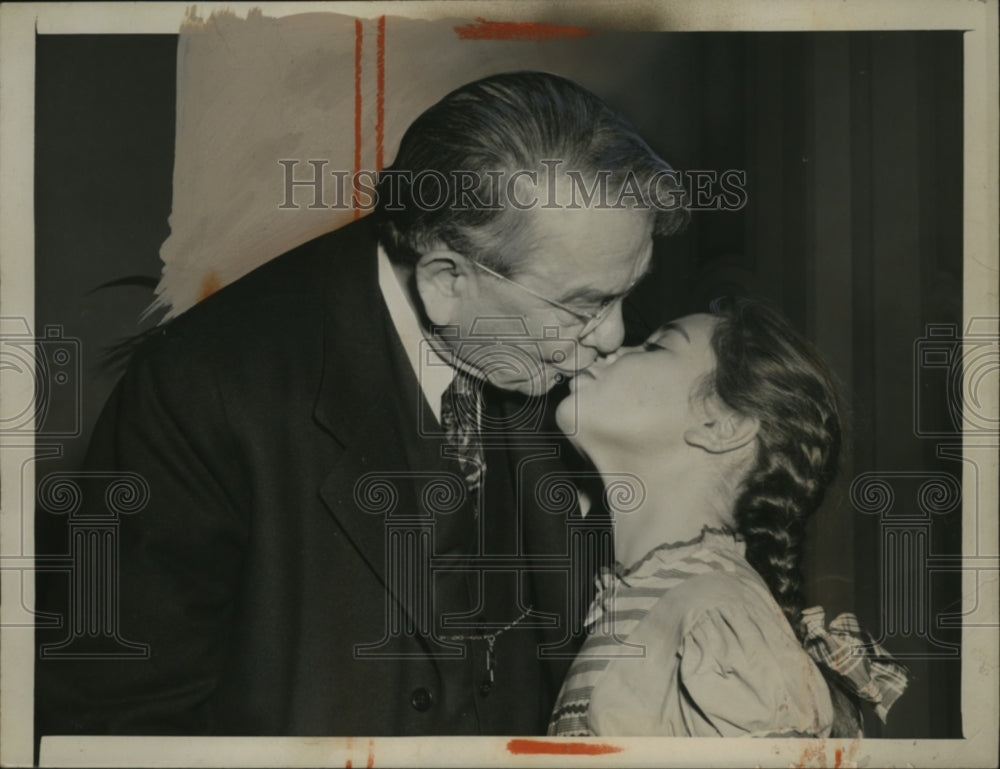 1947 Press Photo Sen. Kenneth McKellar with Niece Dionna on his 78th birthday- Historic Images