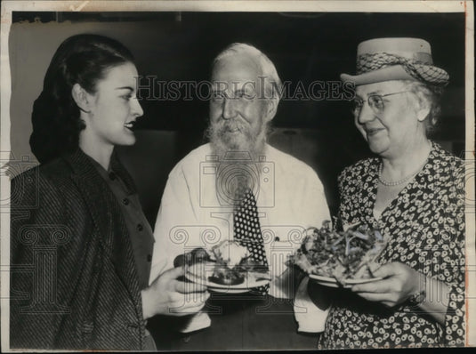 1947 Press Photo Jno Maxwell, Francile Woman & Mildred Olson of Chicago - Historic Images
