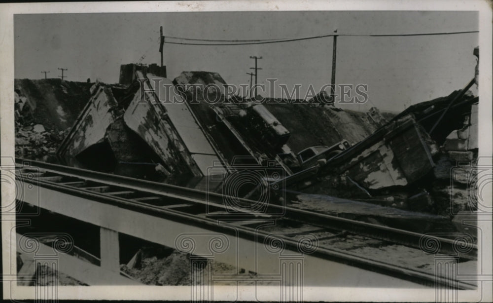 1938 Press Photo Truck wreckage on bridge over Little Camulet River in Gary, IN - Historic Images