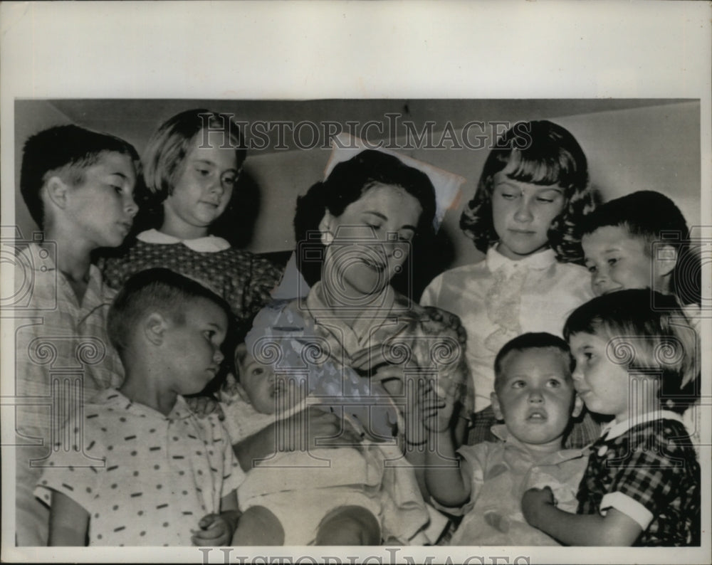 1961 Press Photo Mrs. Helen North with her eight children marries Fran ...