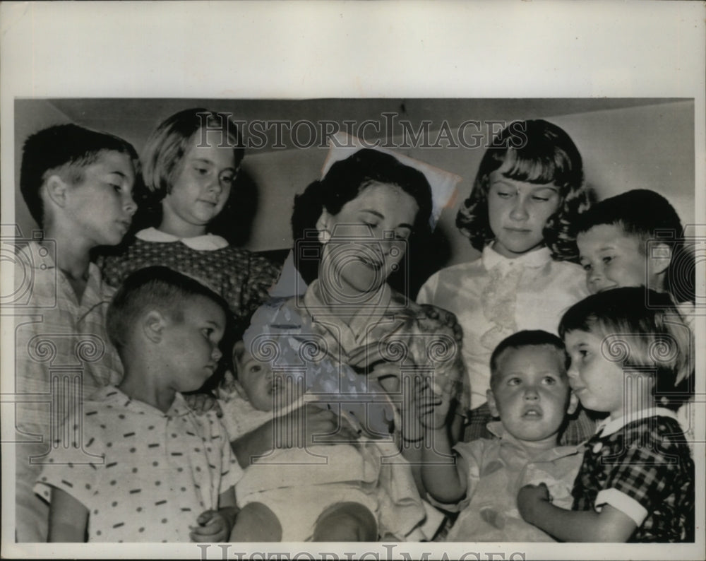 1961 Press Photo Mrs. Helen North with her eight children marries Francis Louise - Historic Images