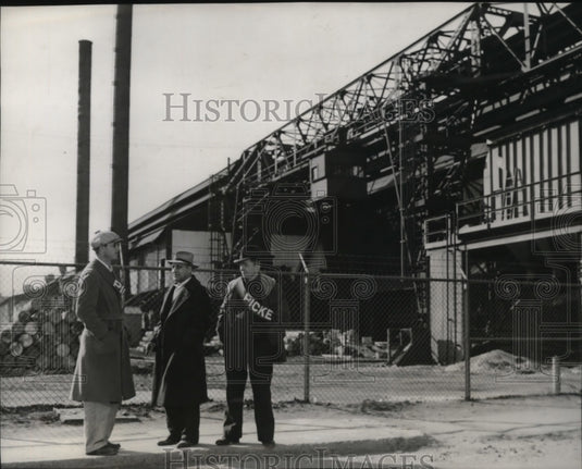 1941 Press Photo Strike Pickets at Columbia Steel Plant, Pittsburgh - Historic Images