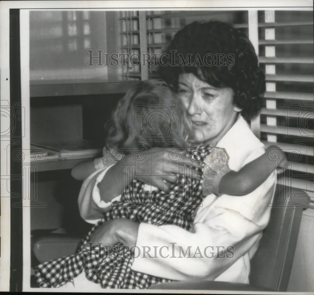 1962 Press Photo Mrs. Dorothy Lewis hugs her foster daughter Debbie post kidnap-Historic Images