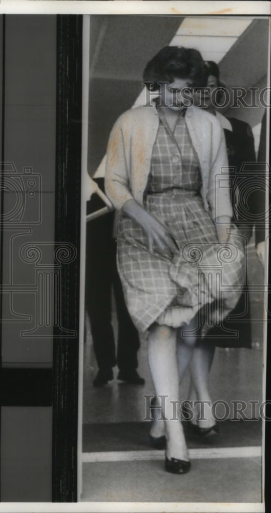 1960 Press Photo Carole Tregoff Leaving Court Trial with Dr. R. Bernard Finch-Historic Images