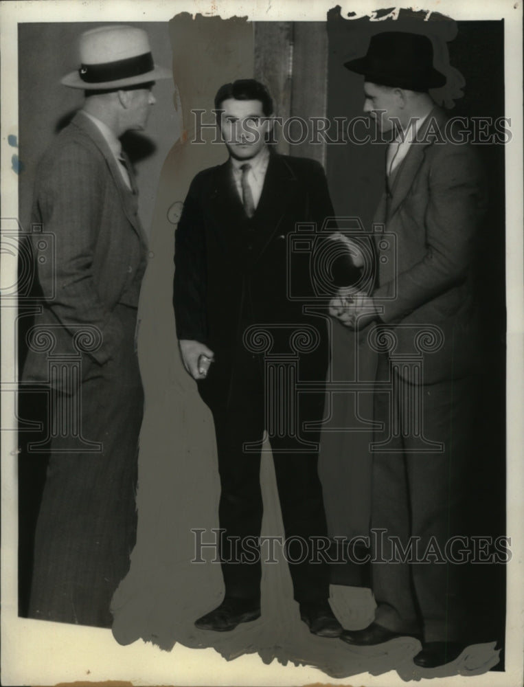 1933 Press Photo W.P. Howard with detectives after questioning on kidnapping-Historic Images