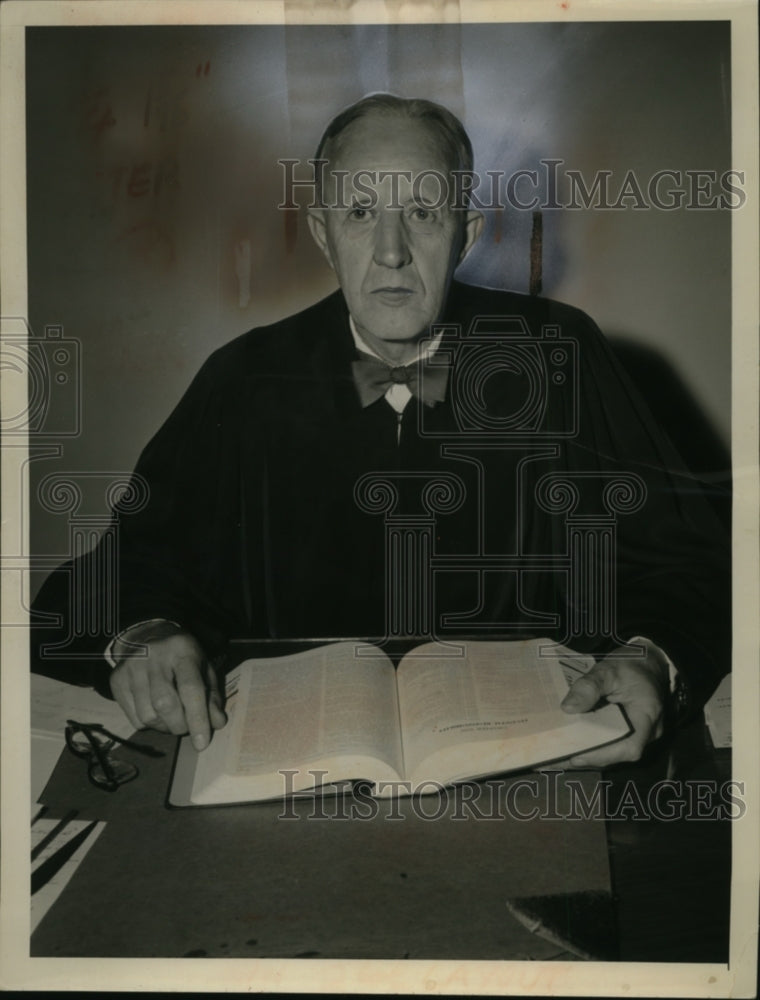 1954 Press Photo Common Pleas Judge Edward Blythin - neo05743-Historic Images