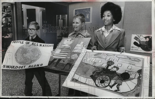 1978 Press Photo Scott Uhl, Thomas Strunk & Kenneth Roseberry with artwork-Historic Images