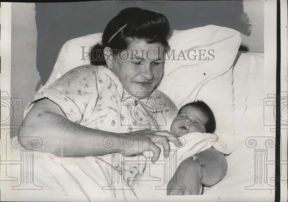 1958 Mrs. John Gallagher After Birth 19th Child at Mahopac, New York - Historic Images
