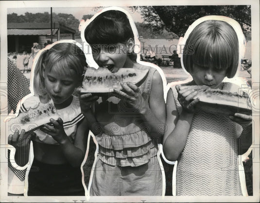 Press Photo Children Eating Watermelon: Debbie Wess, Cheryl & Collien Hinkelman-Historic Images