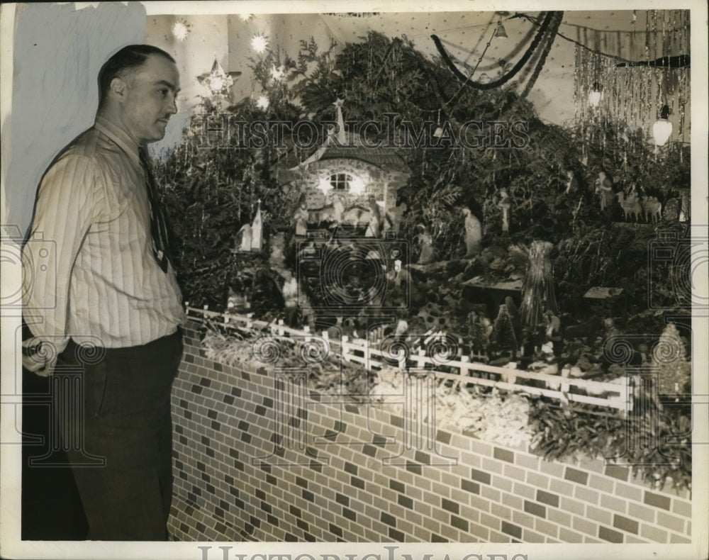 1941 Press Photo John Dioma with Nativity Scene - Historic Images