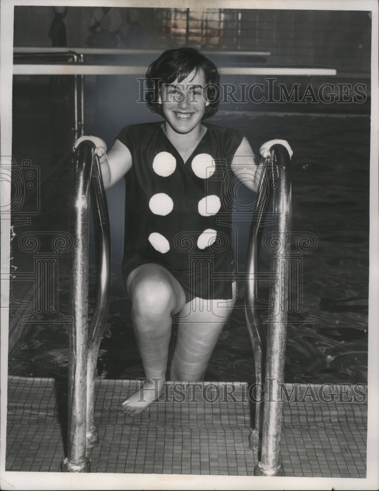 1962 Press Photo Dominoes Susan Abramovitz Cleveland High School Swimming-Historic Images