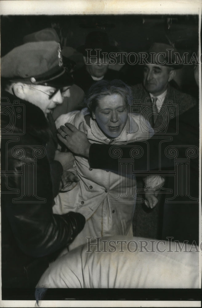1959 Press Photo Police restrain Eleanor Crossman at murder scene of daughter-Historic Images