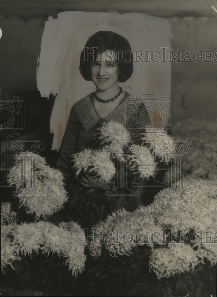 1929 Press Photo Lillie Lewis of Coeur d&#39;Alene, Idaho with Chrysanthemums-Historic Images