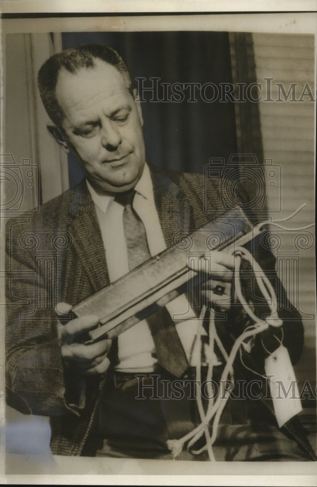 1960 Press Photo Lt. Arnold Lord inspects fluorescent light transformer-Historic Images