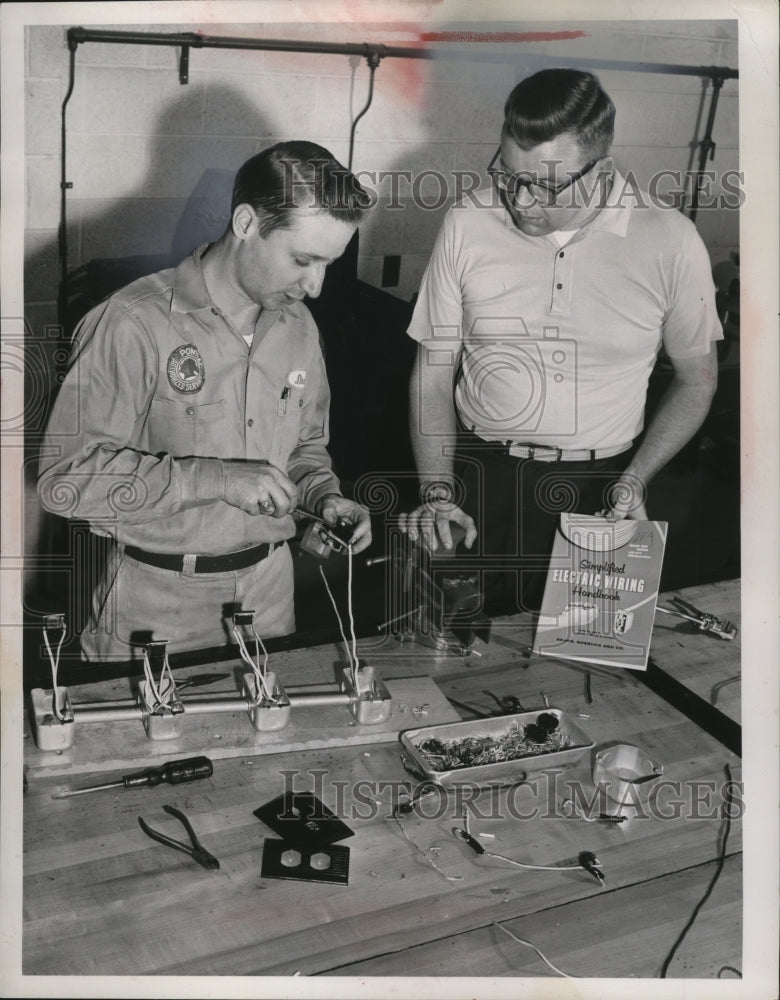 1959 Press Photo Electrical Class at Pleasant Valley Junior High School, Ohio-Historic Images