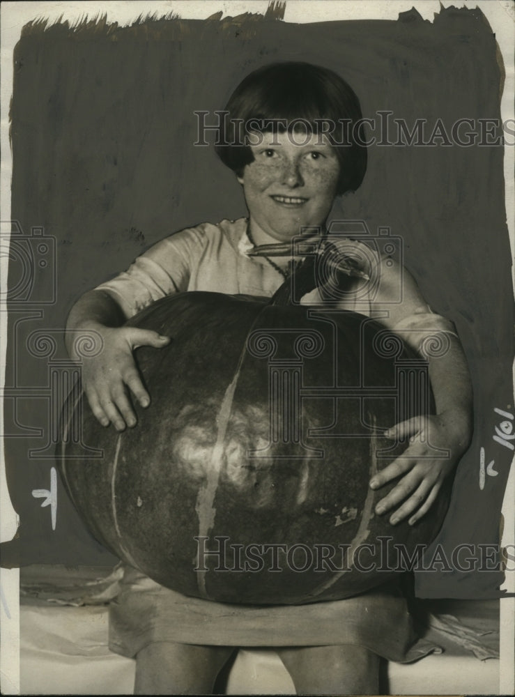 1925 Press Photo Mary McLoughlin with Largest Pumpkin at Fruit & Vegetable Show - Historic Images
