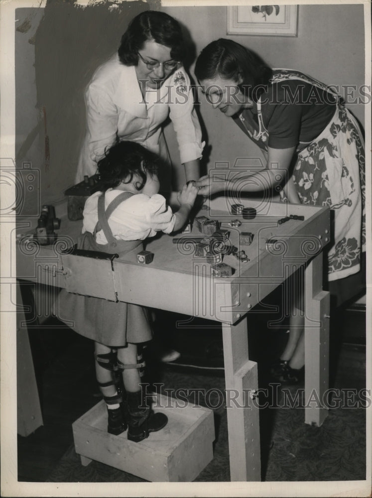 1949 Press Photo Crippled Child Laureen Busch with Teachers/Nurses - Historic Images