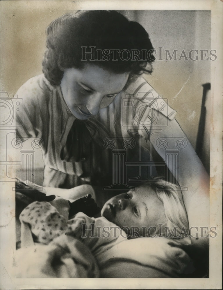 1947 Press Photo missing tot Greta Mary Gale reunited with mom, Lillian Gale - Historic Images