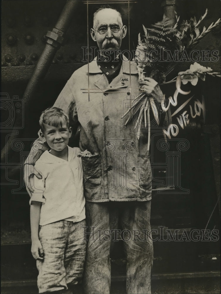 1925 Press Photo Bill retired engineer of New York Central with Grandson George-Historic Images