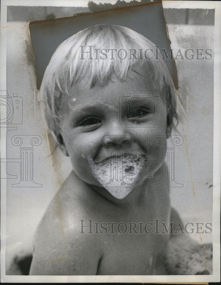 1960 Press Photo 3-Year-Old Sonia Thompson in Bubble Bath, Waverly, Iowa - Historic Images