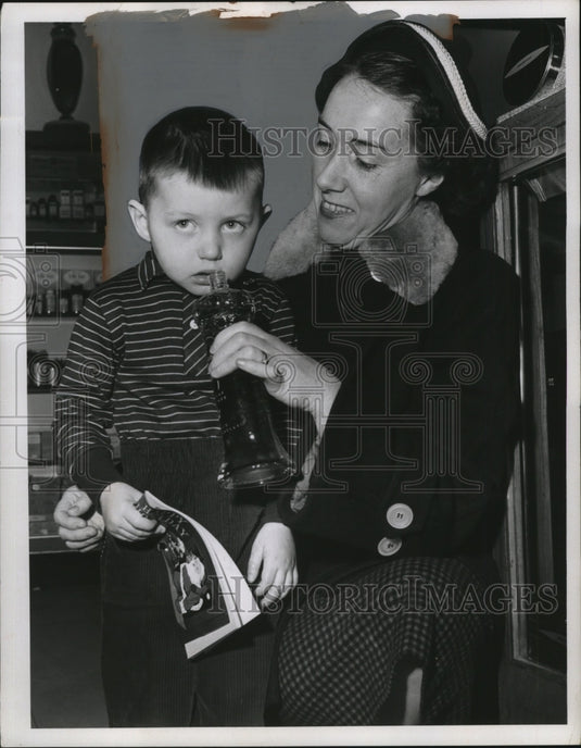 1968 Press Photo Sean Gallagher & Mrs. John Gallagher shopping - neo07082-Historic Images