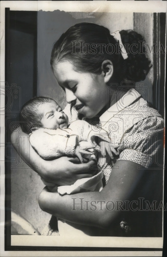1958 Press Photo Hilda Trujillo poses with her daughter Maria Rosario in Lima - Historic Images