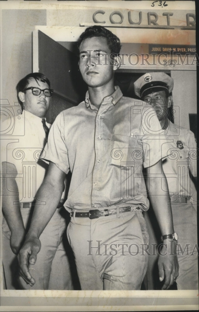 1965 Press Photo Burywaise Elwin of Seven Seas at Roberto Ramirez Hearing, Miami - Historic Images