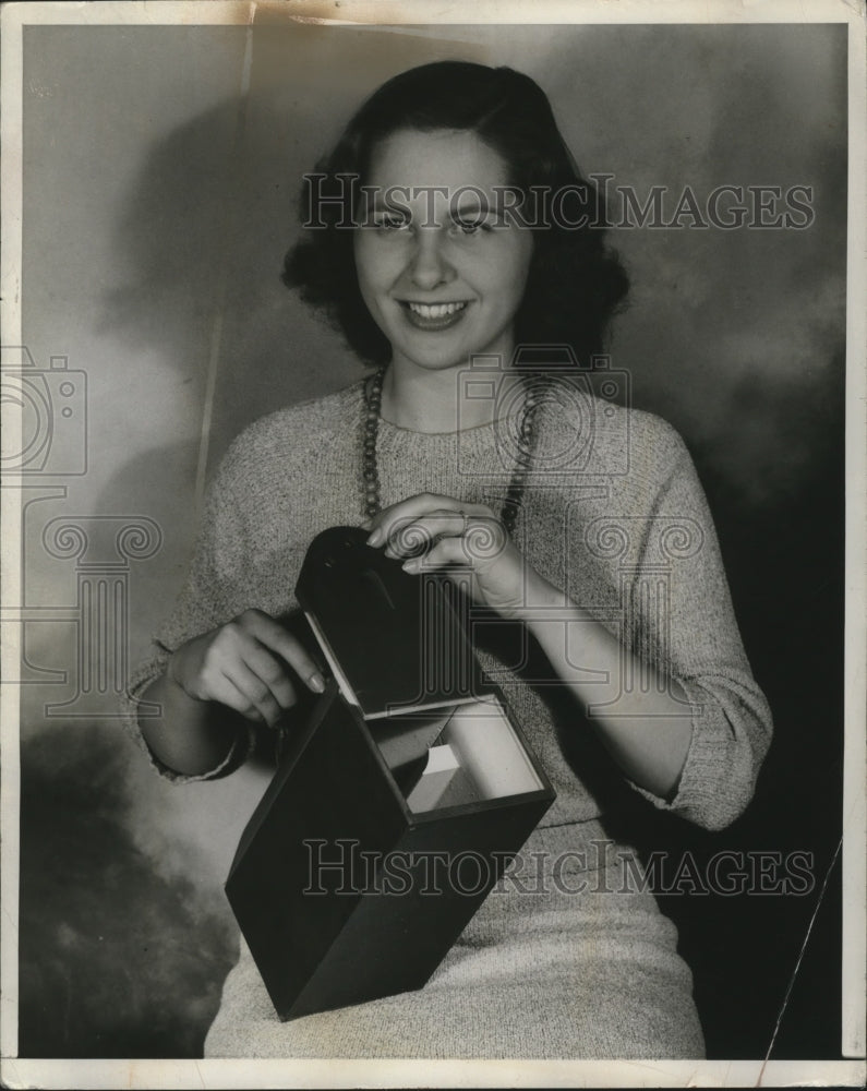 1942 Press Photo Georgialou Fleager demonstrates lunchbox Chicago Merch. Mart - Historic Images