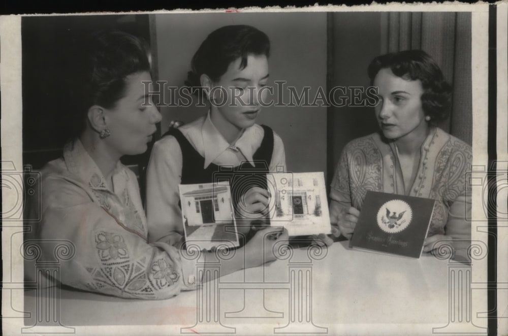 1957 Press Photo Mrs. Jeanette Lee, Bette Skinner, &amp; Betty Johnson design cards - Historic Images