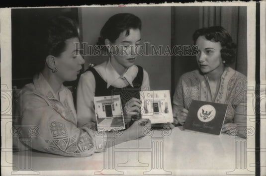 1957 Press Photo Mrs. Jeanette Lee, Bette Skinner, & Betty Johnson design cards - Historic Images