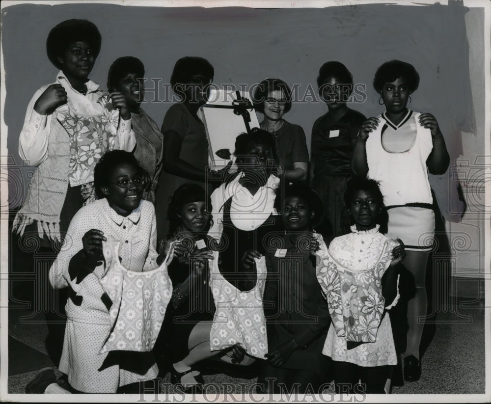 Press Photo PAL Kids at Broadview Hospital - neo07687-Historic Images