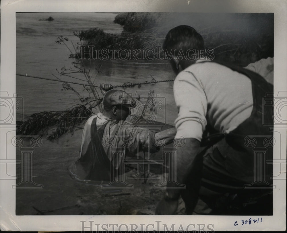 1935 Press Photo John Eight, Rescued from Roof During Flood, Arapahoe, Nebraska-Historic Images