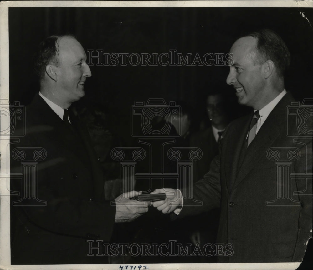 1938 Press Photo John Temple Graves II gives Jefferson medal to Hugo Black - Historic Images