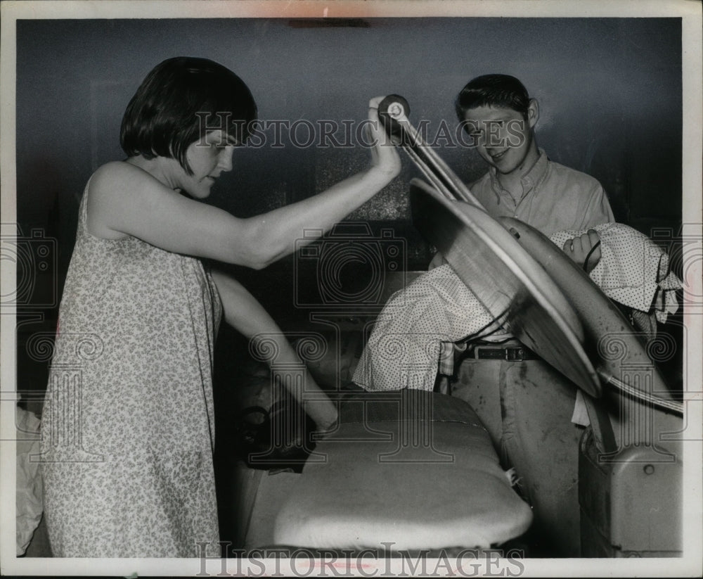 1969 Press Photo Mary Ann Yenko & Danny Wright learn pressing from Goodwill - Historic Images