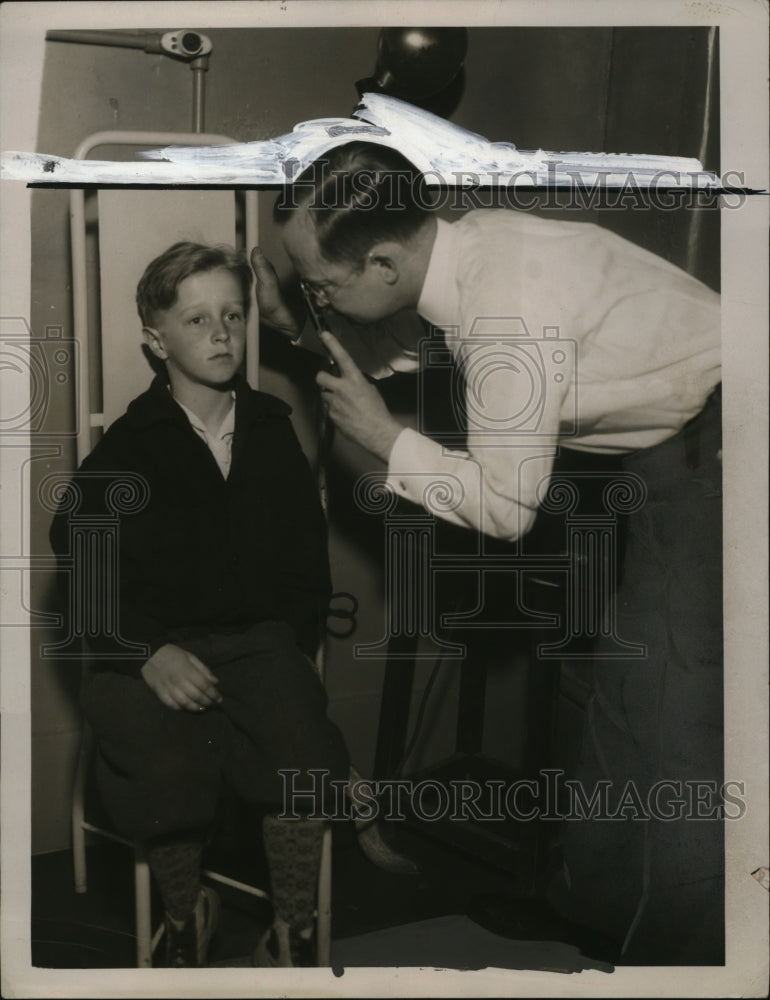 1935 Press Photo Dr. Paul G. Moore, Robert Powers at City Hospital - neo07858-Historic Images