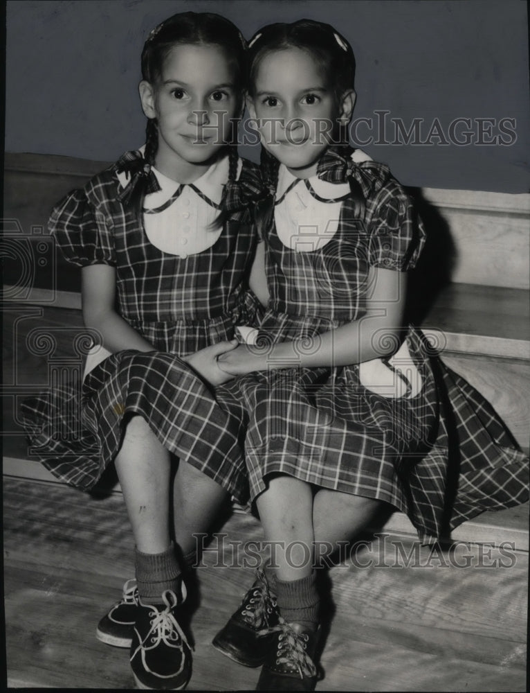 1952 Press Photo Twins Barbara &amp; Bonita Zinn of Cuyahoga School, Ohio - Historic Images