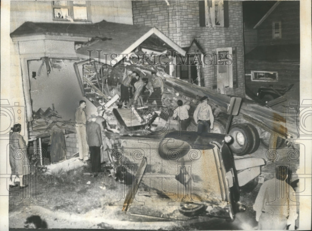 1959 Press Photo Ralph Redlin Truck Crashes into Duluth, Minnesota Building - Historic Images