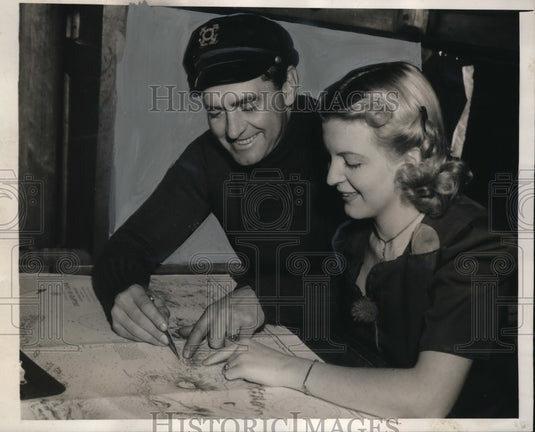 1940 Press Photo Jay Wilsey & Wife Charting South Seas Boat Trip on "Ruana"-Historic Images