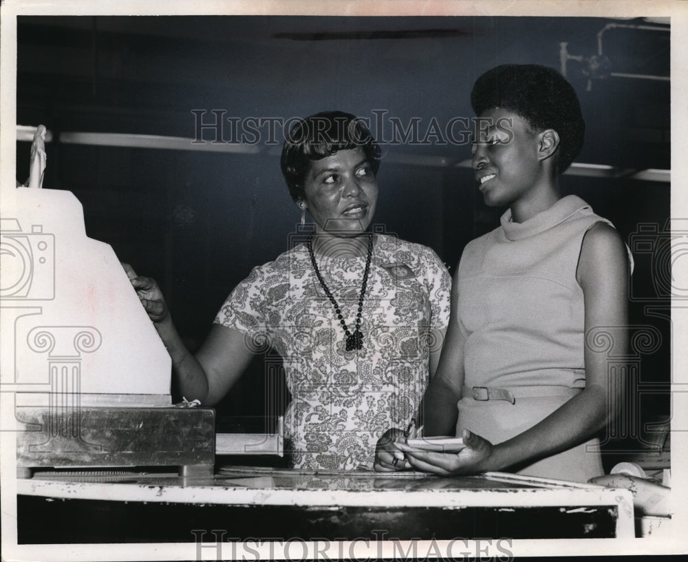 Press Photo Goodwill Cashiers Vyna Cooper, Beatrice McLinton - neo08426-Historic Images