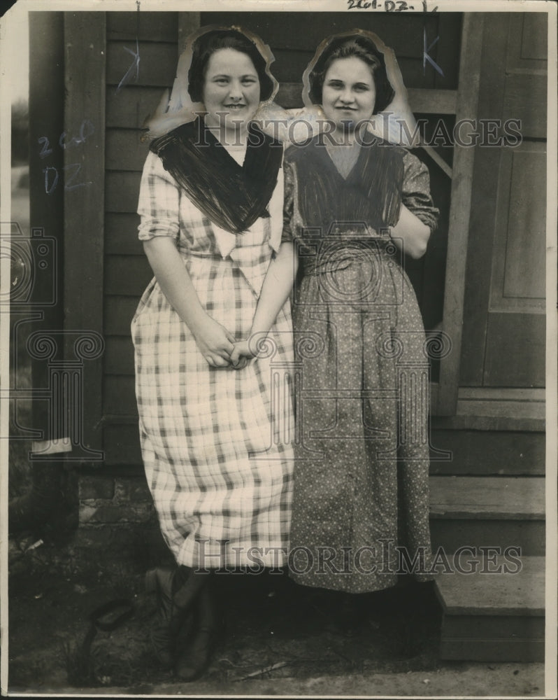 1921 Press Photo Loretta Huffman, Glee Muncy Want to Trade Husbands, Boston - Historic Images