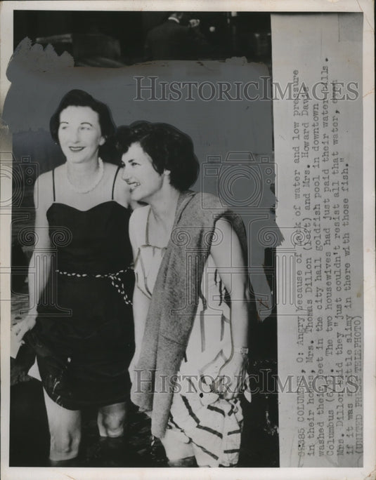 1952 Press Photo Mrs. Thomas Dillon & Mrs. Howard Davis Protest Water Shortage-Historic Images