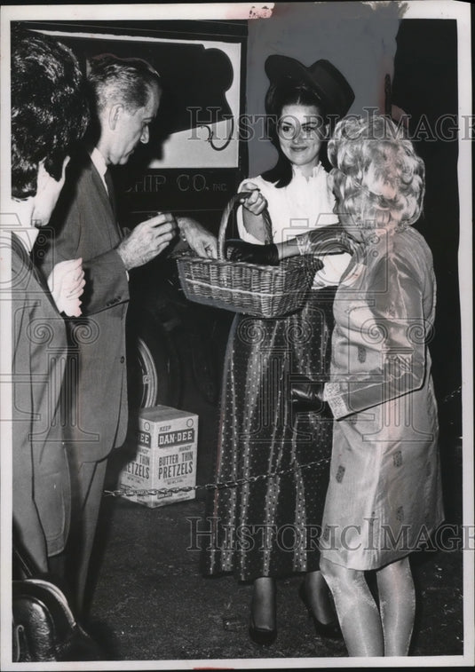 1968 Press Photo Dan Dee Potato Chip Employee at Little Italy Wine Festival - Historic Images