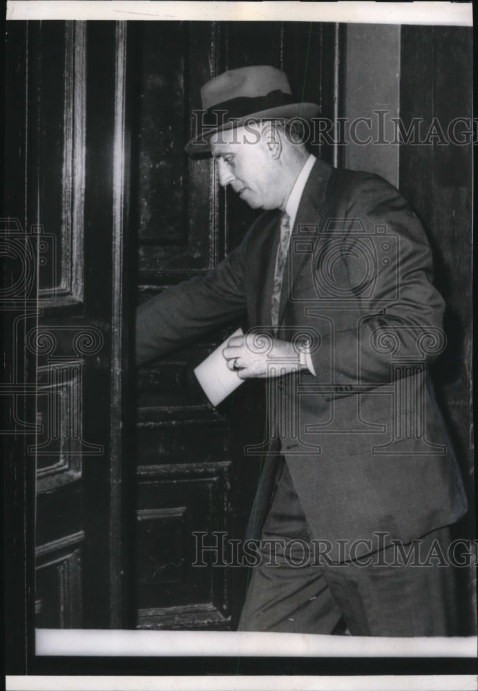 1959 Press Photo Thomas J. Lunney Delivering Subpoena to Charles Van Doren, NYC - Historic Images