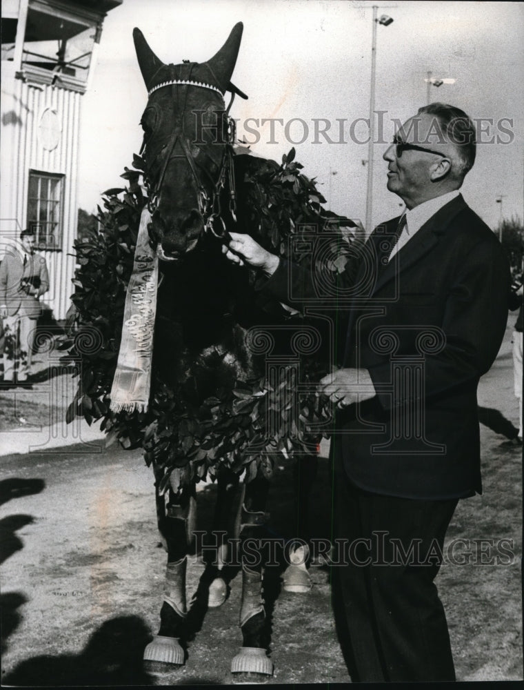 1965 Press Photo Henri Levesque With Roquepine Champion Horse - neo08895-Historic Images