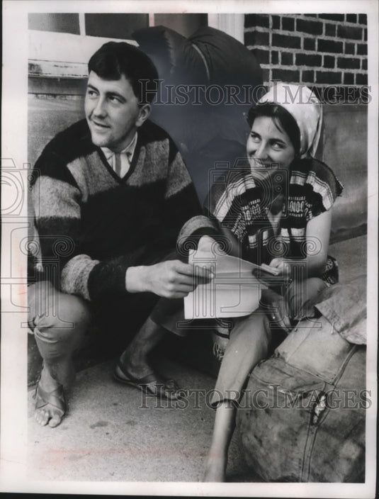 1966 Press Photo Lisa & Ben Valentine Hitch Hike Through Cleveland, Ohio-Historic Images