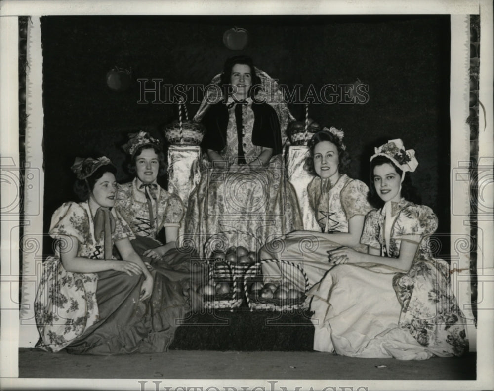 1942 Press Photo Alta S. Gray Crowned Maine Apple Show Queen with Attendants - Historic Images