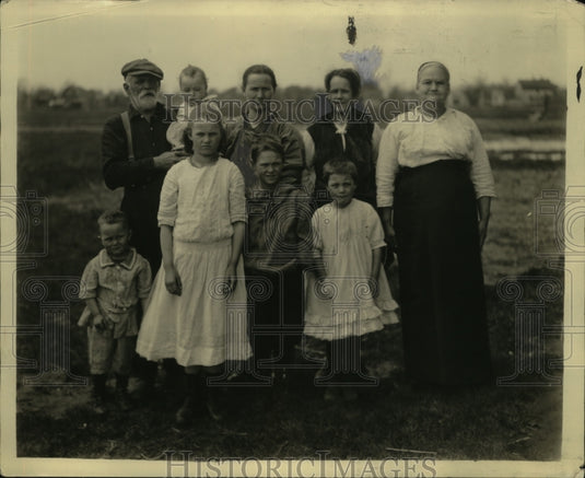 1923 Press Photo Chubby Lucius Family of Bay City, MI 33 Children - neo09629-Historic Images