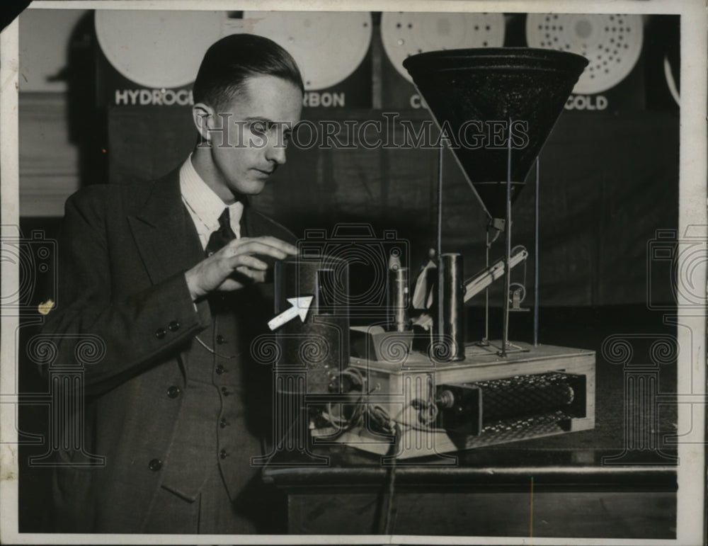 1932 Press Photo March of Science the Electric Eye with Mr. Jackson Surgess-Historic Images