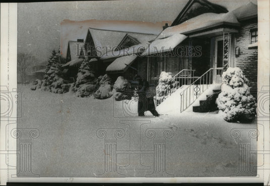 1967 Press Photo Chicago mailman trudging along his route in deep snow-Historic Images
